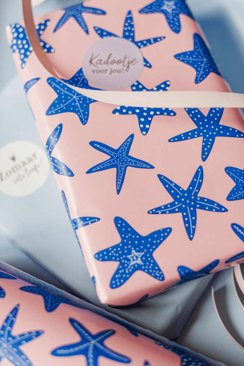 Inpakpapier Sea Stars Blauw & Roze – Dubbelzijdig Cadeaupapier Zeesterren 30x300 cm