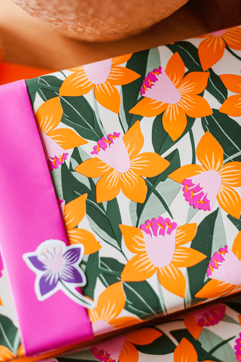 Inpakpapier Retro Riviera bloemen - Dubbelzijdig cadeaupapier - 30 cm x 3 meter.