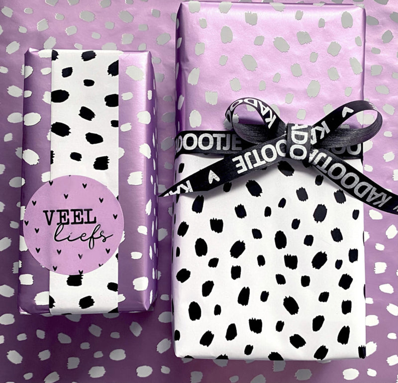 Inpakpapier - Metallic stipjes - Paars Het metallic cadeaupapier is 30 cm x 3 meter.