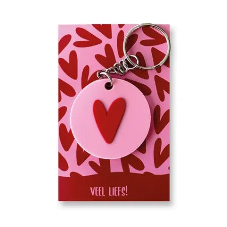 
Wilt u iemand laten weten dat u aan hem of haar denkt? Deze roze sleutelhanger met rood hartje is een liefdevol en symbolisch geschenk. Perfect als klein cadeautje voor uw partner, moeder of vriendin. Dankzij het handige formaat heeft u het altijd bij de hand als mooi aandenken. Ideaal voor Valentijnsdag, Moederdag of gewoon zomaar als liefdevol geschenk.