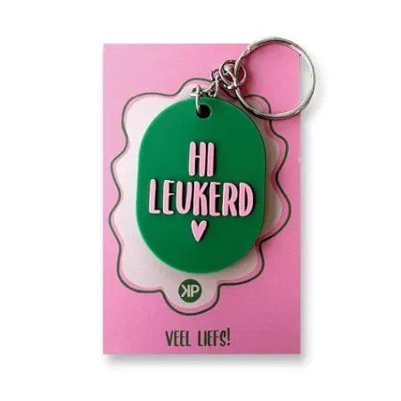 Verras een vriendin, collega of familielid met deze speelse sleutelhanger met de tekst ‘Hi leukerd’. Dit vrolijke kleinigheidje zorgt elke dag voor een glimlach. Met een frisse groene kleur en roze opdruk is deze sleutelaccessoire een opvallende, positieve toevoeging aan elke sleutelbos of tas. Perfect als traktatie, spontaan cadeautje of om iemand zomaar extra vrolijkheid te geven.