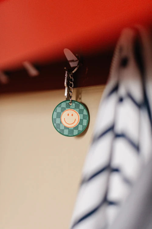 Breng een glimlach in iemands dag met deze vrolijke sleutelhanger met smiley. Deze stevige en stijlvolle sleutelhanger is het perfecte cadeautje voor een vriend, collega of familielid. Ideaal als klein cadeautje, bedankje of oppepper voor iemand die het verdient. Deze ronde sleutelhanger met smiley past perfect aan elke sleutelbos of tas. Een klein gebaar met groot plezier.