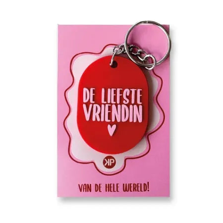 Echte vriendschap verdient een persoonlijk gebaar. Deze ovale rode sleutelhanger met roze tekst ‘De liefste vriendin’ is een liefdevol cadeautje om vriendschap te vieren. Of het nu gaat om een verjaardag, een bedankje of gewoon zomaar – deze sleutelhanger laat zien hoeveel die vriendschap betekent. Een klein presentje dat bij elke beste vriendin in de smaak valt.