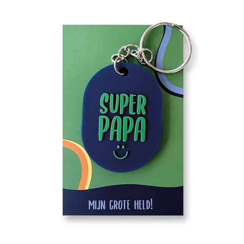 Deze prachtige sleutelhanger met de tekst ‘super papa’ is hét cadeau voor vaderdag, zijn verjaardag of zomaar. Een subtiel gebaar waarmee u laat zien hoe bijzonder papa is. Papa zal zijn sleutels voortaan met nog meer liefde bij zich dragen. Een stijlvol accessoire voor sleutelbos of tas, dat iedere dag een glimlach oproept.