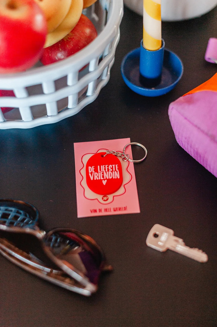 Echte vriendschap verdient een persoonlijk gebaar. Deze ovale rode sleutelhanger met roze tekst ‘De liefste vriendin’ is een liefdevol cadeautje om vriendschap te vieren. Of het nu gaat om een verjaardag, een bedankje of gewoon zomaar – deze sleutelhanger laat zien hoeveel die vriendschap betekent. Een klein presentje dat bij elke beste vriendin in de smaak valt.
