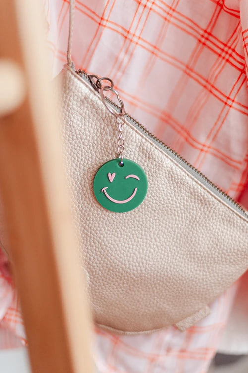 Een combinatie van vrolijkheid en liefde in één: deze sleutelhanger met liefdevolle knipoog is het perfecte kleinigheidje voor een vriend, vriendin, collega of familielid. Leuk als vriendschapscadeautje, opkikkertje of bedankje. Door het opvallende ontwerp en compacte formaat is dit accessoire een vrolijke blikvanger aan sleutelbos, tas of rugzak – elke dag opnieuw.