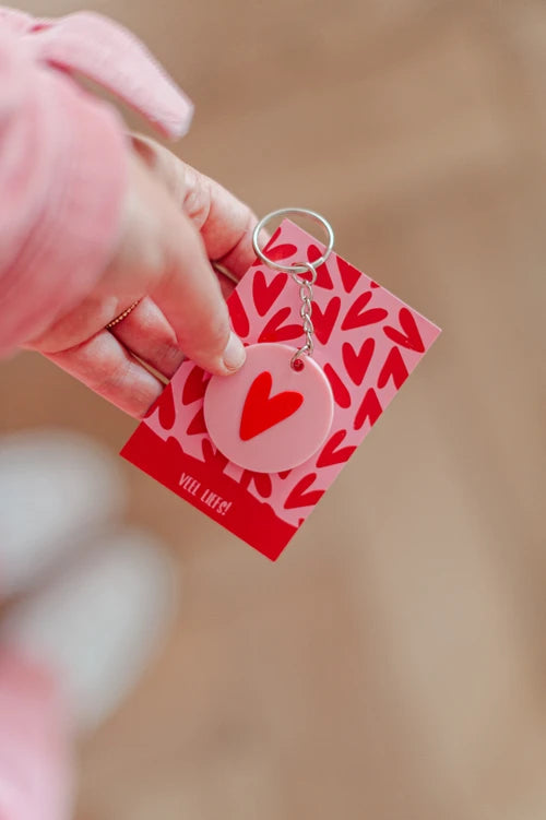 
Wilt u iemand laten weten dat u aan hem of haar denkt? Deze roze sleutelhanger met rood hartje is een liefdevol en symbolisch geschenk. Perfect als klein cadeautje voor uw partner, moeder of vriendin. Dankzij het handige formaat heeft u het altijd bij de hand als mooi aandenken. Ideaal voor Valentijnsdag, Moederdag of gewoon zomaar als liefdevol geschenk.