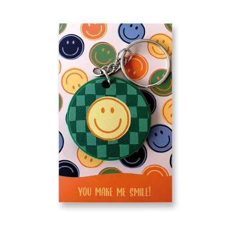 Breng een glimlach in iemands dag met deze vrolijke sleutelhanger met smiley. Deze stevige en stijlvolle sleutelhanger is het perfecte cadeautje voor een vriend, collega of familielid. Ideaal als klein cadeautje, bedankje of oppepper voor iemand die het verdient. Deze ronde sleutelhanger met smiley past perfect aan elke sleutelbos of tas. Een klein gebaar met groot plezier.