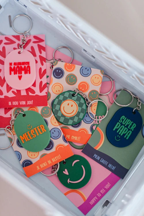 Deze prachtige sleutelhanger met de tekst ‘super papa’ is hét cadeau voor vaderdag, zijn verjaardag of zomaar. Een subtiel gebaar waarmee u laat zien hoe bijzonder papa is. Papa zal zijn sleutels voortaan met nog meer liefde bij zich dragen. Een stijlvol accessoire voor sleutelbos of tas, dat iedere dag een glimlach oproept.