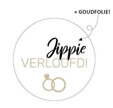 Ronde witte sticker met goudfolie opdruk. Tekst: Jippie verloofd! 