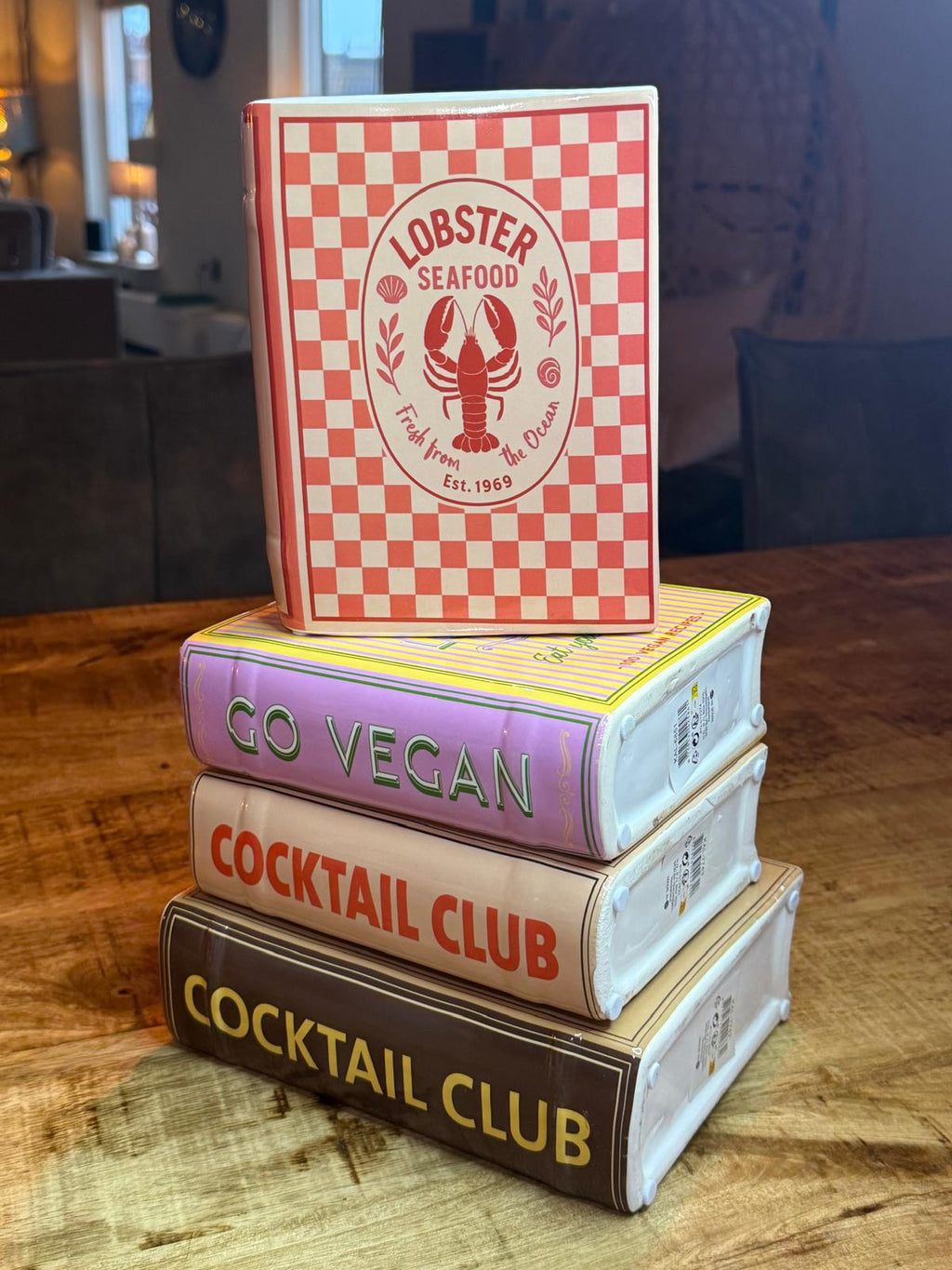 Vaas - Boek Lobster Dolomite rood - 15x5.5x18cm
