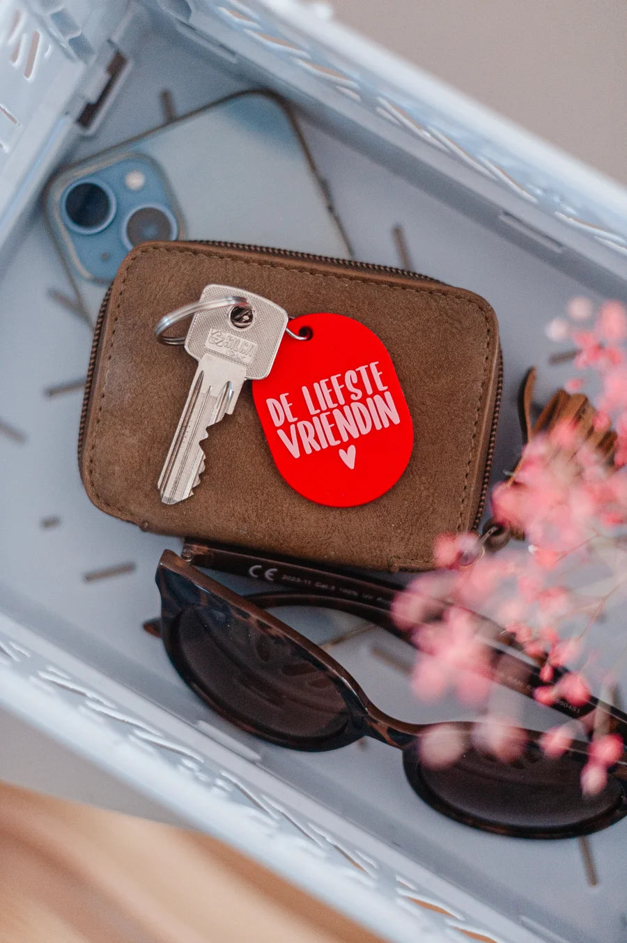 Echte vriendschap verdient een persoonlijk gebaar. Deze ovale rode sleutelhanger met roze tekst ‘De liefste vriendin’ is een liefdevol cadeautje om vriendschap te vieren. Of het nu gaat om een verjaardag, een bedankje of gewoon zomaar – deze sleutelhanger laat zien hoeveel die vriendschap betekent. Een klein presentje dat bij elke beste vriendin in de smaak valt.